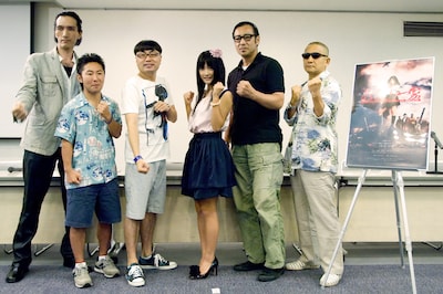 映画「あばしり一家 THE MOVIE」は11月21日より、渋谷HUMAXシネマにてレイトショー公開。10月には石川県輪島市にオープンした「永井豪記念館」にて先行記念上映も行われる（写真左から神威杏次、なべやかん、イジリー岡田、外岡えりか、菅田俊、石井てるよし監督）。