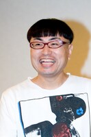 あばしり一家の長男、あばしり五ェ門を演じるイジリー岡田は、クランクイン前に通風になってしまったとのこと。「もともと運動は得意じゃなかったので、通風のおかげで走るシーンを全面的にカットしてもらいました」と笑うが、撮影現場でのロケ弁当にプリン体を含むおかずがたくさん入っていたため、「撮影後にものすごく尿酸値が上がって、病院の先生がビックリしてました」という。
