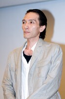 あばしり一家の次男、あばしり直次郎を演じる神威杏次は、「もともと東映の特撮に出させてもらっていたので、こういう（映画の）世界が大好きで。大の大人が寄って集ってヒーローごっこを真剣にやっているような、その感じがすごく心地よくて」と力説した。