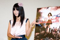 キリッとした表情を見せるため、「下を向いてちょっと上目遣い」を意識して撮影に挑んだ外岡。しかし、映画のポスター（写真右）撮影のときは「ちょっとやりすぎと言われちゃいました」という。