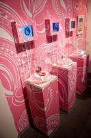 「ひみつのアッコちゃん」コーナーでは重要アイテムのコンパクトを展示。misonoもこのなかのどれかで遊んでいたのだろうか。