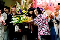 故・赤塚不二夫の娘であり、展示会の企画を担当した赤塚りえ子に花束を手渡すmisono。