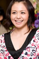 笑顔で話すmisono。