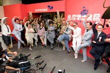 全員で「シェーッ！」のポーズを決める登壇者たち。写真左から鈴木おさむ、泉麻人、タケカワユキヒデ、京子スペクター、水野英子、水島新司、misono、里中満智子、さいとう・たかを、森田拳次、ちばてつや、藤子不二雄（A）、小松政夫、山本晋也。