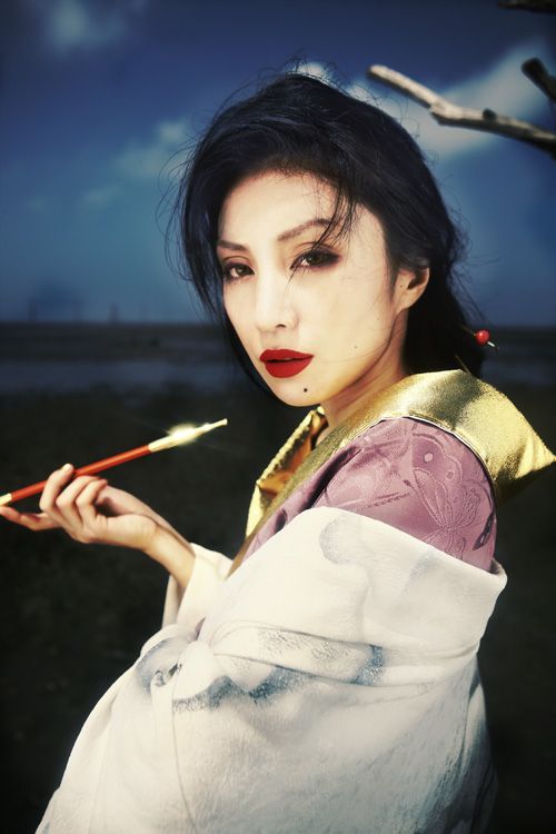 最新ビジュアルは「陽炎」のビデオクリップでも披露している着物姿がメイン。退廃的な美しさがにじみ出ている。