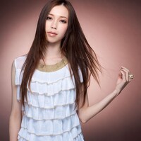 写真は本日8月26日に発売された最新シングル「運命人」ジャケット。