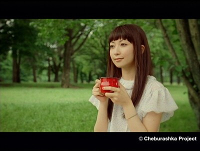 緑に囲まれた空間でまったりとくつろぐ持田香織。