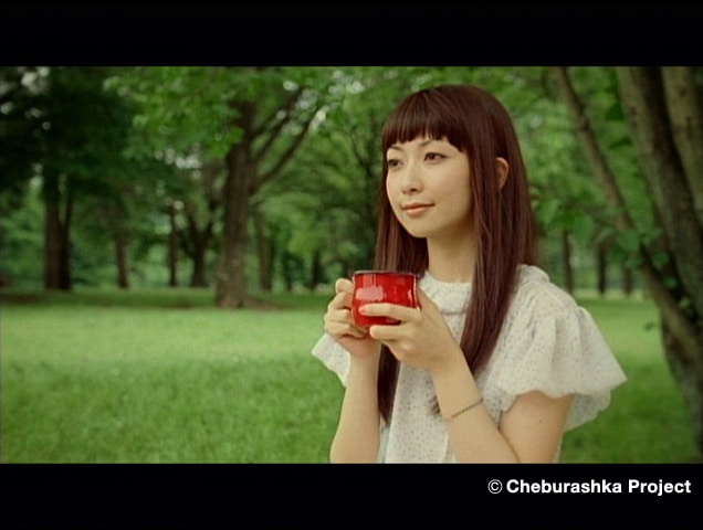 緑に囲まれた空間でまったりとくつろぐ持田香織。