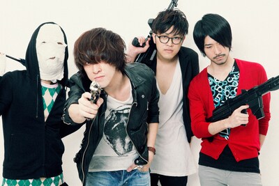 今後予定されている全国ツアーについては、7日の柏公演以外はキャンセルせずサポートメンバーを入れた形で実施。この状況に伴い、希望者にはチケットの払い戻しに応じるとのこと。詳細は追ってアナウンスされるので、オフィシャルサイトなどでチェックしよう（写真右が和田遼太郎）。