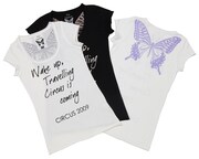 3万枚限定の初回生産盤には白ボディ×黒、白ボディ×紫、黒ボディ×白のうち1種類のTシャツが封入される。