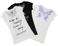 3万枚限定の初回生産盤には白ボディ×黒、白ボディ×紫、黒ボディ×白のうち1種類のTシャツが封入される。