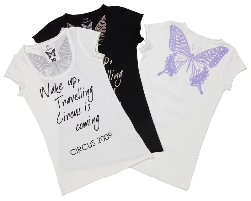 3万枚限定の初回生産盤には白ボディ×黒、白ボディ×紫、黒ボディ×白のうち1種類のTシャツが封入される。