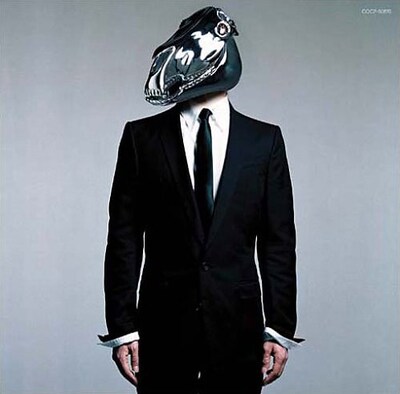 写真は2005年に発表された1stアルバム「馬の骨」ジャケット。