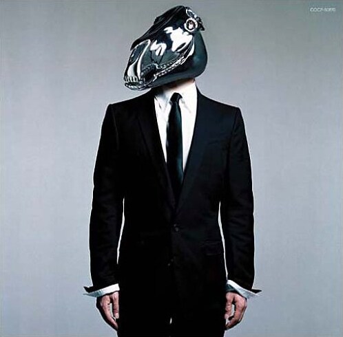 写真は2005年に発表された1stアルバム「馬の骨」ジャケット。