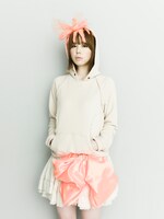 自身がデザインした服に身を包むMEG。