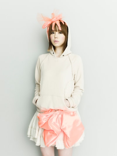 パーカースタイルのコラボグラフィックT（長袖・2990円）を着こなすMEG。正面はもちろん、背中のデザインにもMEGならではのこだわりが。