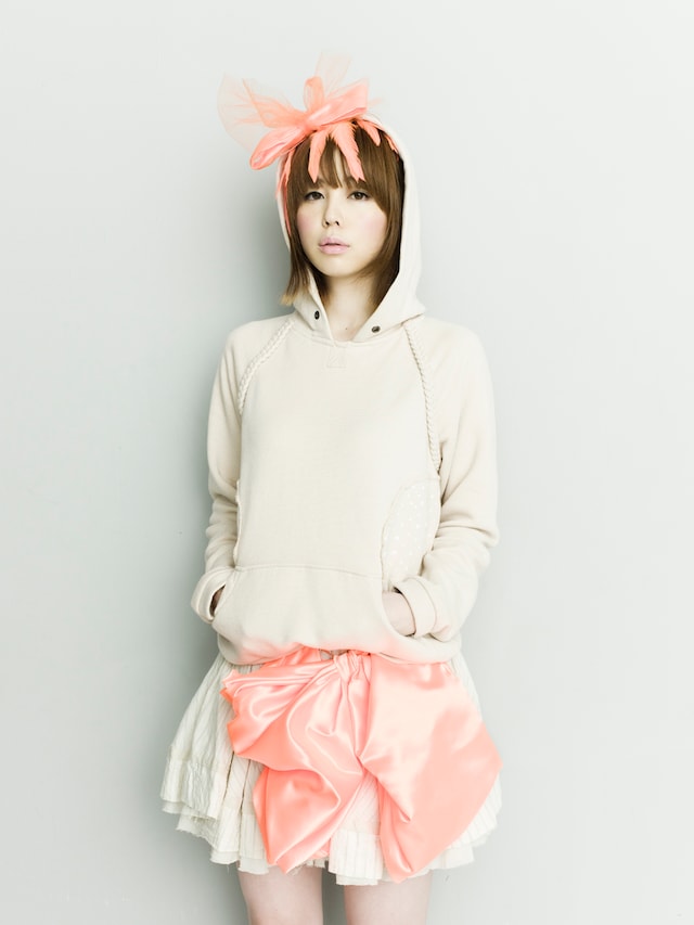 パーカースタイルのコラボグラフィックT（長袖・2990円）を着こなすMEG。正面はもちろん、背中のデザインにもMEGならではのこだわりが。