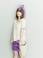 自身がデザインした服に身を包むMEG。