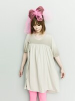 自身がデザインした服に身を包むMEG。