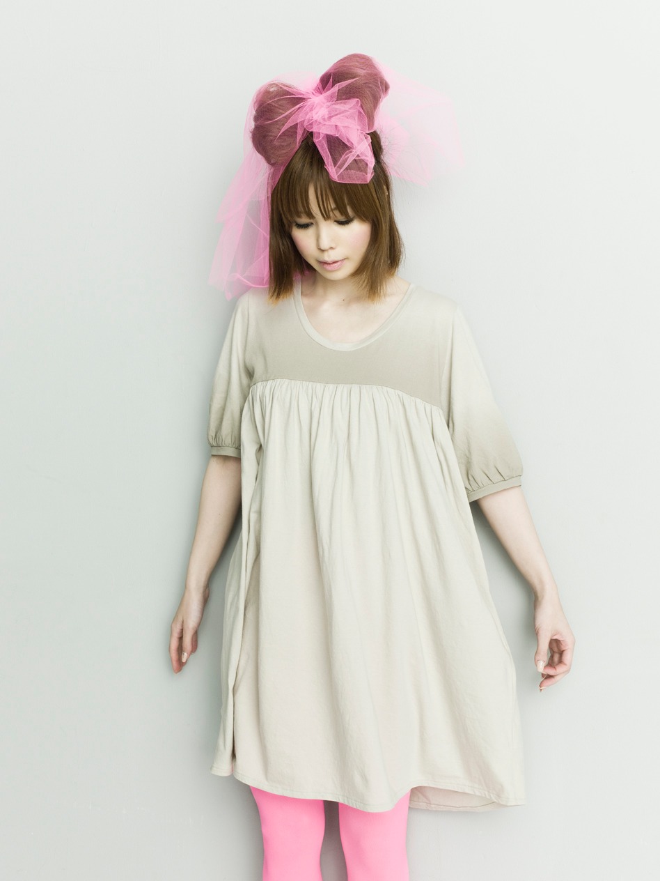 自身がデザインした服に身を包むMEG。