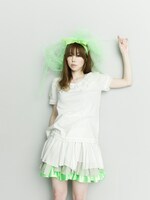 自身がデザインした服に身を包むMEG。