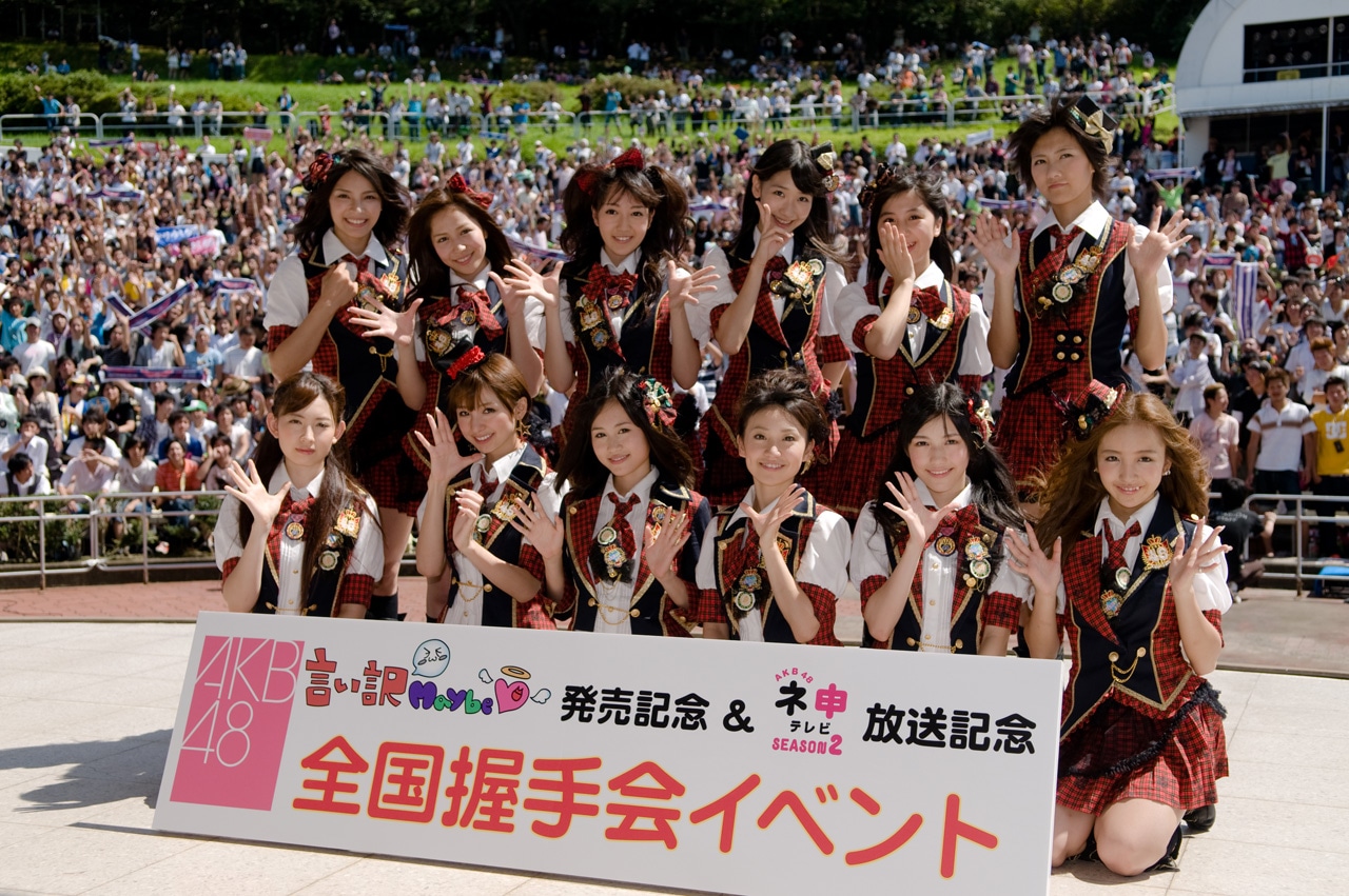 ミニライブ＆トークイベント終了後、集まったファンとの握手会も行われた。