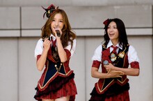 板野友美（写真左）と秋元才加（右）