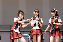 緊急ムチャぶりで、ステージにて演技を披露することになった小嶋陽菜（写真中央）と柏木由紀（右）と、カチンコを鳴らす大島優子（左）。