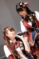 新婚カップルを熱演する小嶋陽菜（写真左）と柏木由紀（右）