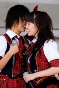 演技の相談をする宮澤佐江（写真左）と佐藤亜美菜（右）