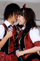 演技の相談をする宮澤佐江（写真左）と佐藤亜美菜（右）