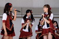 秋元才加（写真左）、渡辺麻友（中央）、小嶋陽菜（右）