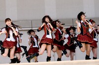 ミニライブでは新曲「言い訳Maybe」のほか、「会いたかった」「10年桜」「涙サプライズ！」といったヒット曲を披露。