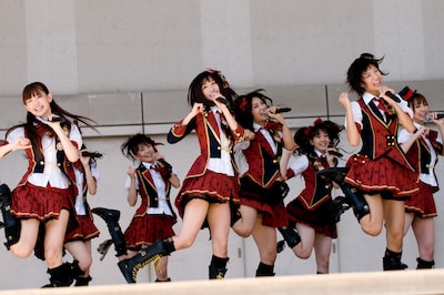 ミニライブでは新曲「言い訳Maybe」のほか、「会いたかった」「10年桜」「涙サプライズ！」といったヒット曲を披露。