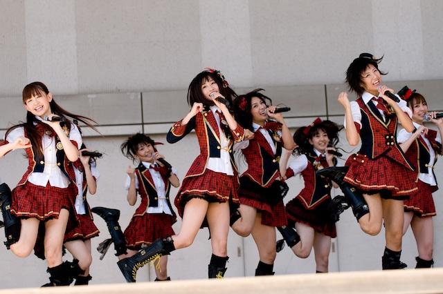 ミニライブでは新曲「言い訳Maybe」のほか、「会いたかった」「10年桜」「涙サプライズ！」といったヒット曲を披露。