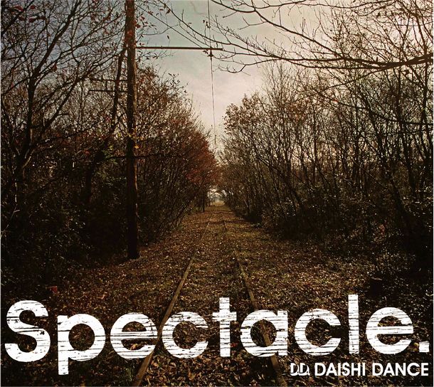 前作「MELODIES MELODIES」のデザインと構図が似ているが、前作が夜の山道だったのに対して今作「Spectacle.」のジャケットは落葉した秋の線路の写真が使用されている。