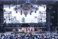 ライブは夕方18時すぎより始まり、周囲は徐々に夜に包まれていった。