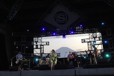FISHMANS:UAはバックに富士山が見えるMt.FUJI STAGEに登場。