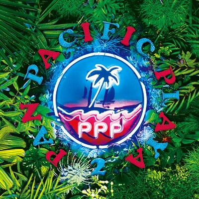 リゾート感満点のネオンサインが夏の終わりの想い出をカラフルに彩る。