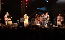 写真は初日の鳥取公演のヒトコマ。この日はmi-gu、さかいゆう、秦基博、山崎まさよし、元ちとせの5組が出演した。