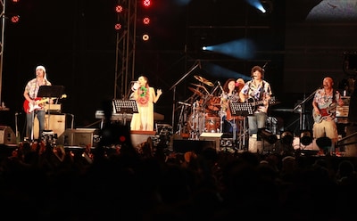 ラストのセッションの模様。山崎まさよしの「晴男」では、山崎による恒例の「おきゃくさ～ん!!」という呼びかけもあり、客席は一体となった。