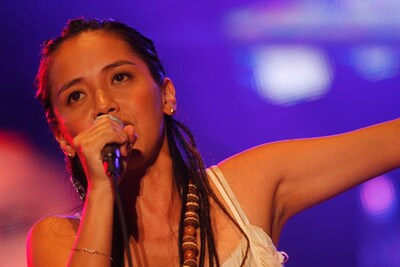 写真は8月29日に開催された、ライブサーキット「AUGUSTA 2009 EXTRA」の鳥取・湯梨浜町ハワイ夢広場公演での元ちとせ。