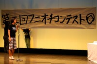 当日は朝5時まで生放送のラジオ番組に出演していたふかわ。9時には会場入りし、オープニングのSEを流すタイミングや緞帳を上げるタイミングを、秒刻みで指示していた。
