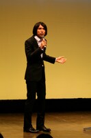 緞帳が上がり、ステージに登場したふかわ。しかし、拍手の数が微妙だったため、再度入場をやりなおすことに。