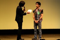 ふかわに誕生日プレゼントを渡した参加者。中にはうまい棒をはじめとする駄菓子や、「たけしの挑戦状」などのファミコンカセットが。