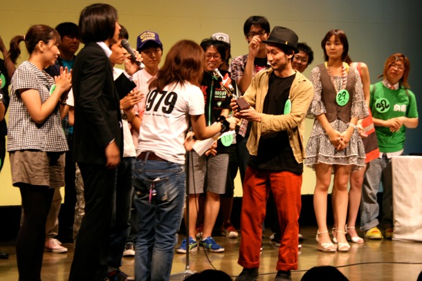 優勝した丸山さんには、「ROCKETMAN SHOW」スタッフよりトロフィーが授与された。