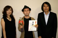 優勝した丸山祐司さん（写真中央）にはトロフィーと金一封（20万ルピア）が授与された。