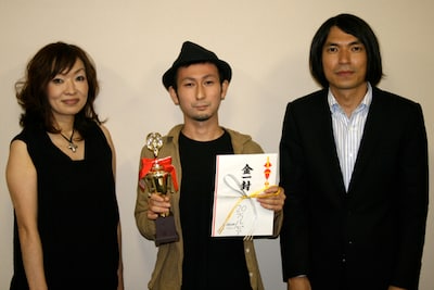 優勝した丸山祐司さん（写真中央）にはトロフィーと金一封（20万ルピア）が授与された。