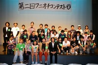 一般参加者と記念撮影をするふかわりょう。