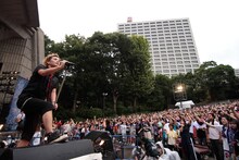 写真は昨日のライブの様子。175Rは雨が降る中、「ハッピーライフ」「空に唄えば」といったヒット曲や新曲を含む全50曲を演奏した。